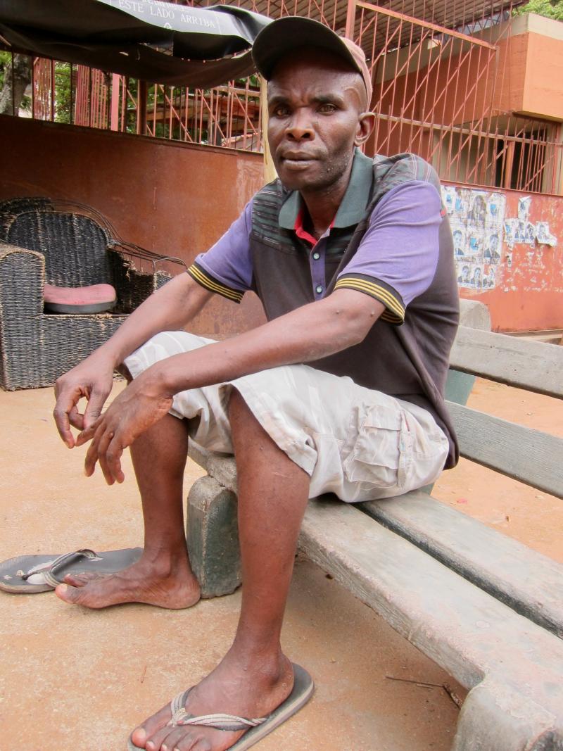 Johannes Jose op een bankje in het park, Maputo 2015 (© WK)